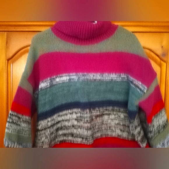 Sweater turtle neck style waist length - Picture 2 of 3